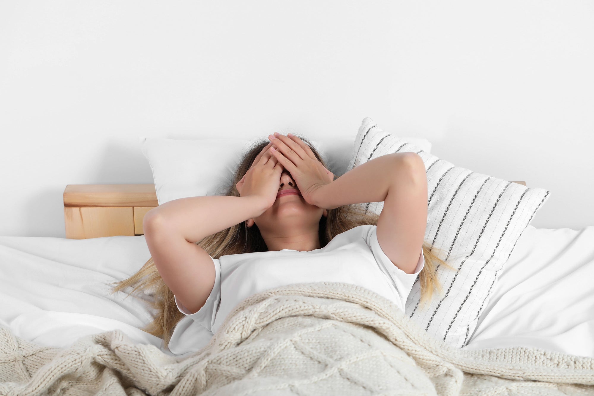 femme-couchee-dans-un-lit-qui-ressent-de-la-fatigue-a-cause-de-ses-regles