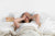 femme-couchee-dans-un-lit-qui-ressent-de-la-fatigue-a-cause-de-ses-regles