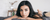 femme-brune-couche-sur-un-lit