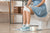 femme_enceinte_avec_une_robe_bleue_aux_toilettes_règles