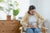 femme assise sur un canapé qui a mal au ventre