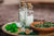 fioles en verre avec granules blanches pour l'homéopathie