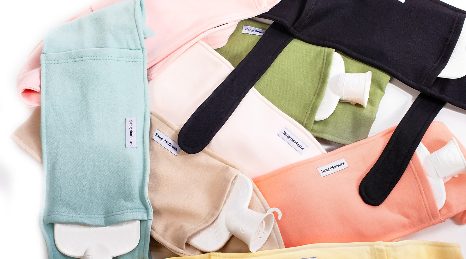 plusieurs-ceintures-bouillottes-de-différentes-couleurs-empilées-sur-le-sol