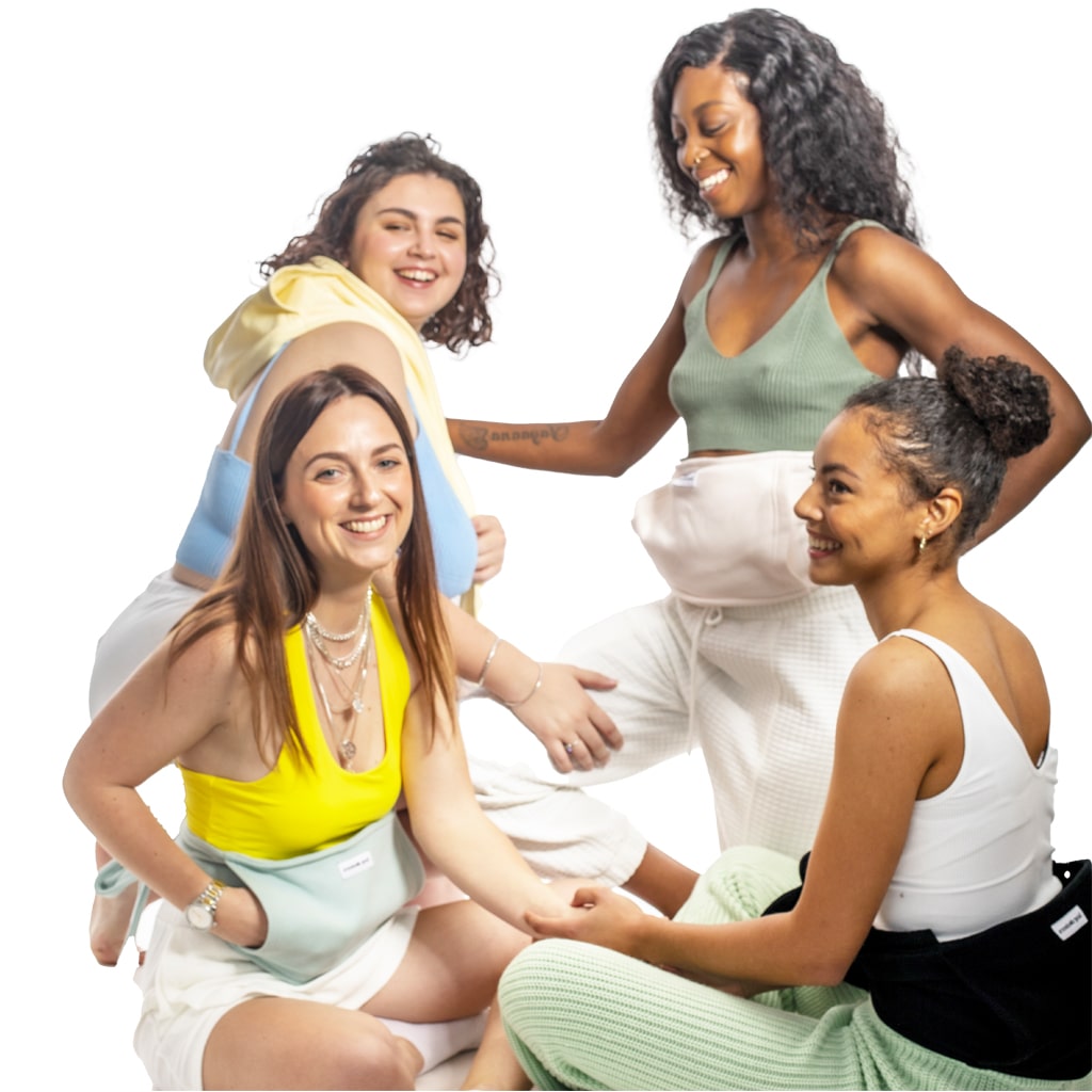 groupe-de-femmes-souriantes-avec-la-ceinture-bouillotte-sur-le-ventre-dos-cou-epaules