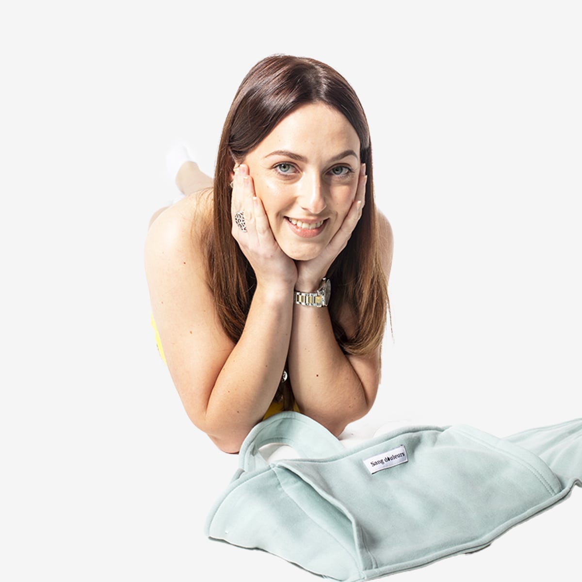 femme-allongée-au-sol-contente-avec-bouillotte-ceinture-bleue