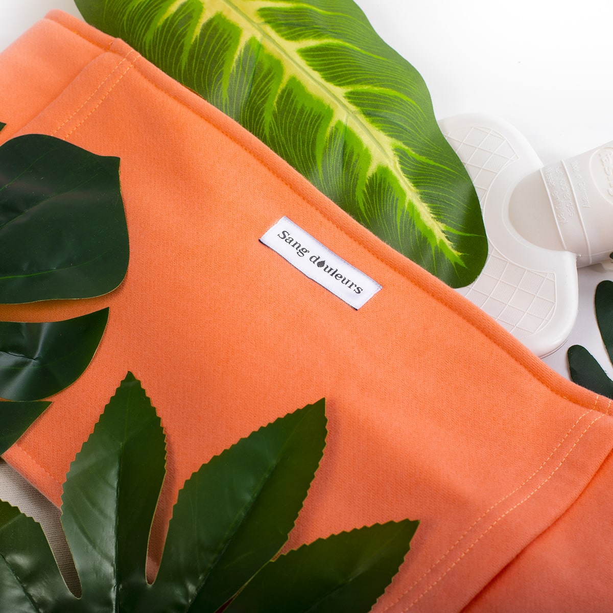 ceinture-bouillotte-sangdouleurs-saumon-avec-bouillotte-blanche-feuilles