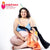 femme-assise-qui-sourit-avec-plusieurs-ceintures-bouillottes-sur-elle